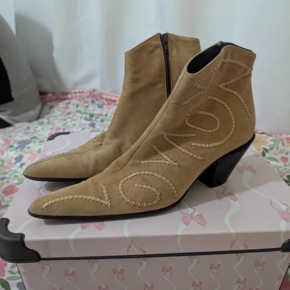 Chic Tan Embroidered Heeled Boots